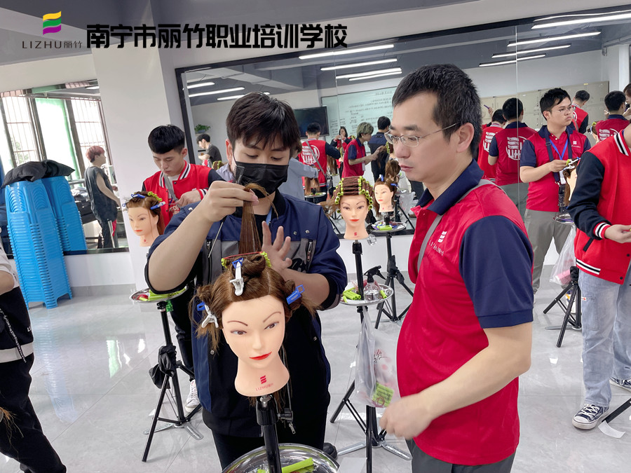 美發(fā)怎么卷杠紙？南寧美發(fā)卷發(fā)學校實訓展示