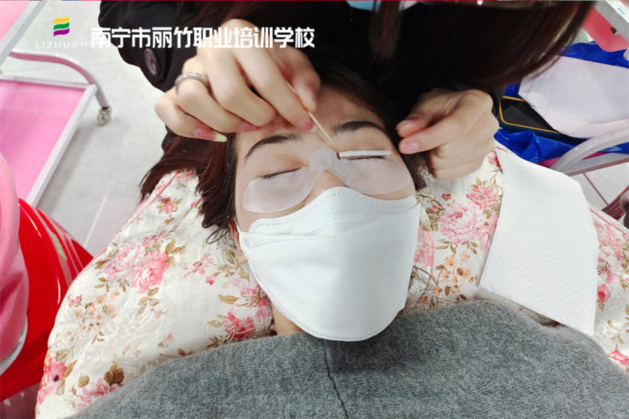 冷燙翹睫術(shù)的好處，南寧美甲美睫學(xué)校分享