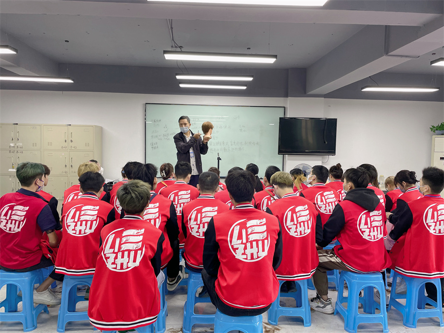 美發(fā)培訓(xùn)要學(xué)哪些內(nèi)容？南寧美發(fā)培訓(xùn)哪家有實(shí)力？