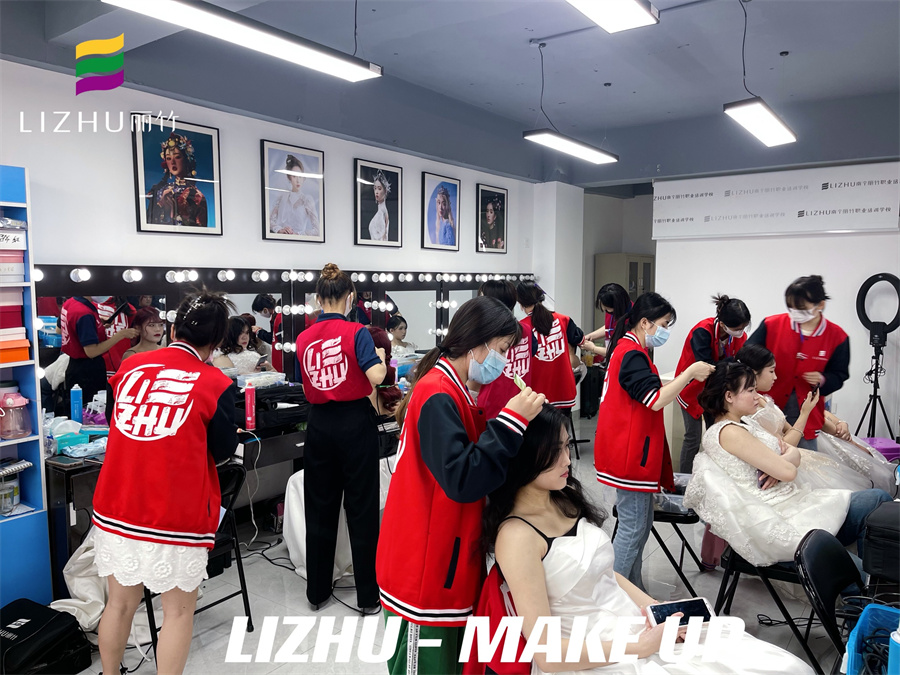 韓式新娘實訓(xùn)課堂，_南寧新娘彩妝造型學(xué)校實操