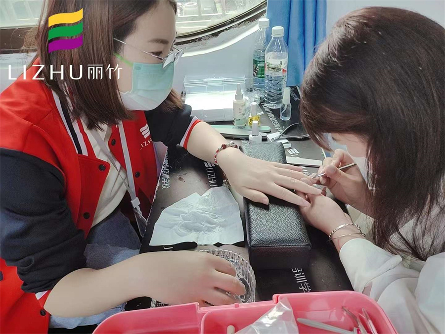 廣?西美甲基礎(chǔ)知識內(nèi)容：美甲怎么修手？