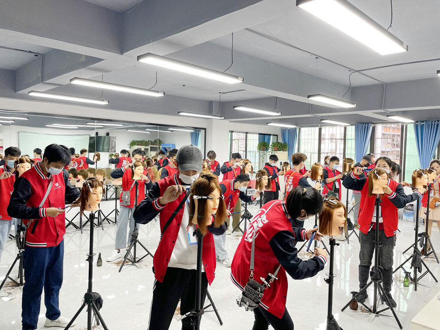 不同類型的長發(fā)如何修剪層次？廣西美發(fā)剪發(fā)學(xué)校教你