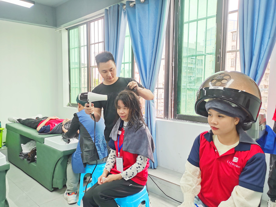 如何給發(fā)膜加熱？南寧美發(fā)職業(yè)技術(shù)學(xué)校課堂實(shí)訓(xùn)講解