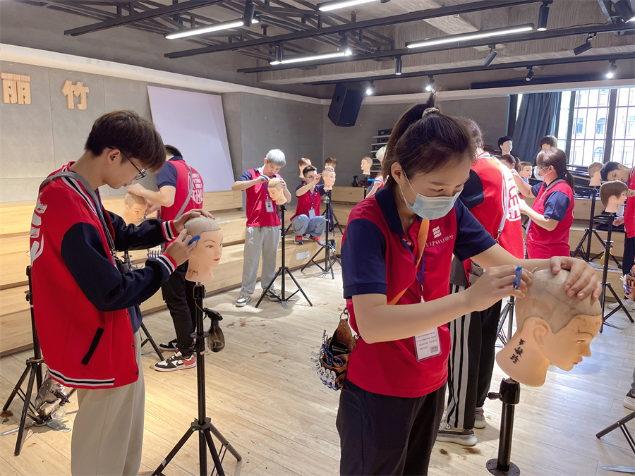 光頭剃頭技巧，廣西美發(fā)剃頭培訓(xùn)班實(shí)訓(xùn)教學(xué)