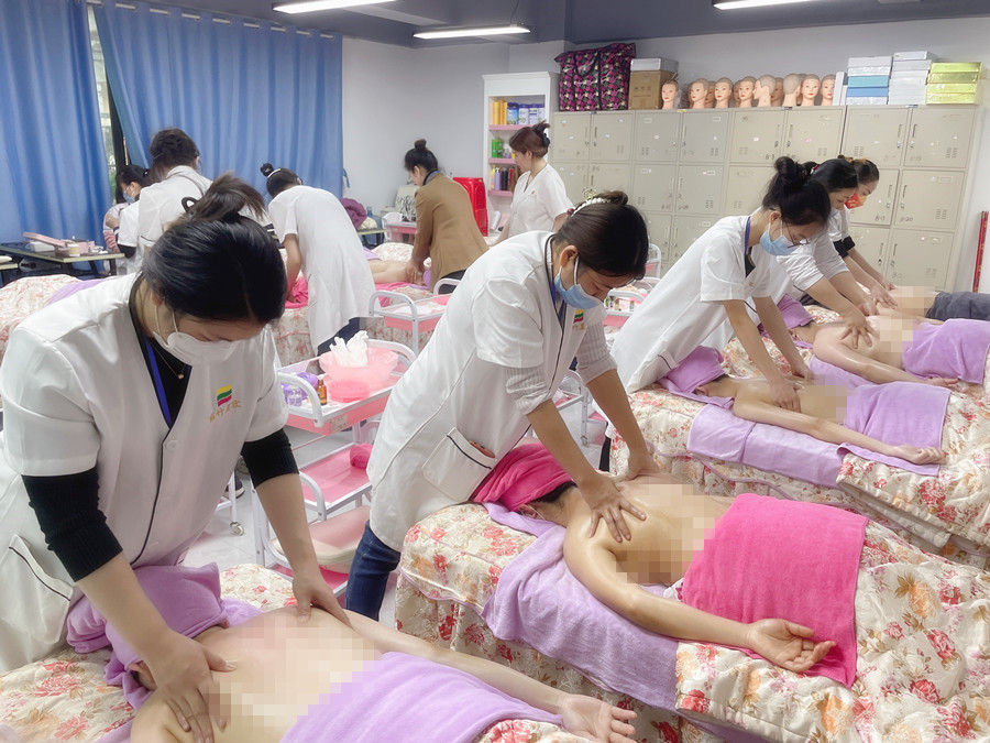 肩胛骨粘連怎么辦？廣西美容推拿學校解答