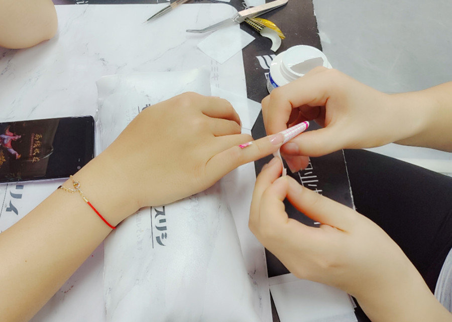 南寧美甲培訓(xùn)：光療延長(zhǎng)美甲的好處