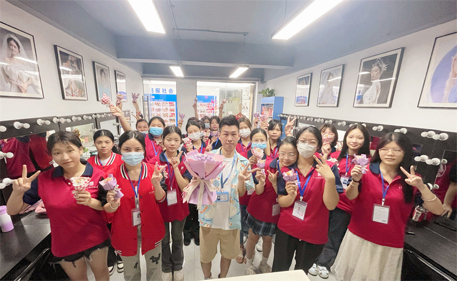 廣西化妝學(xué)校六一活動(dòng)，儀式氛圍感拉滿