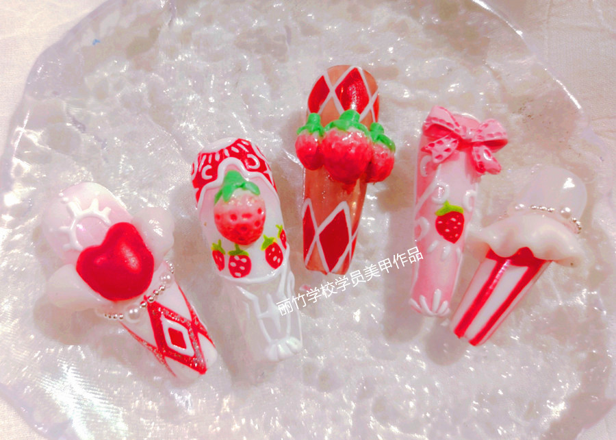 草莓洛可可美甲，廣西美甲培訓(xùn)課堂作品