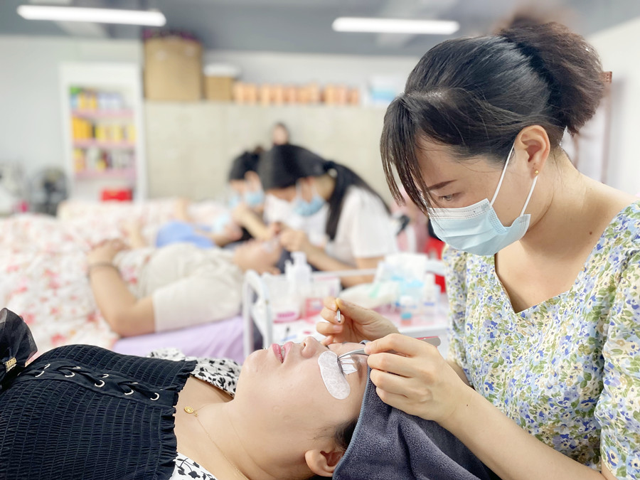 學(xué)費(fèi)多少？南寧美甲美睫紋繡培訓(xùn)學(xué)校