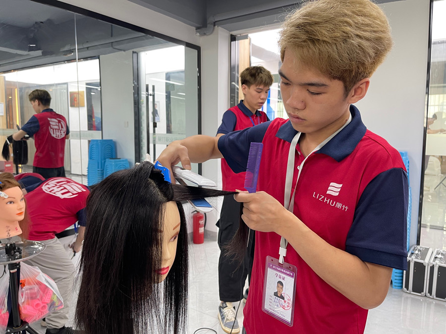 美發(fā)培訓(xùn)：怎么用直板夾拉直頭發(fā)？