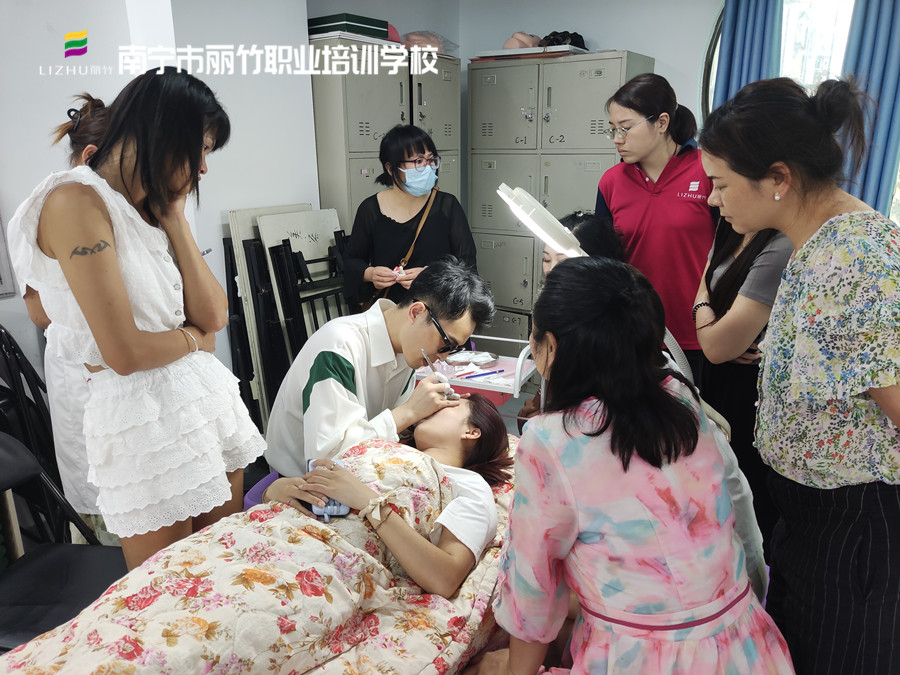 零基礎(chǔ)紋繡培訓(xùn)：如何選擇紋繡學校