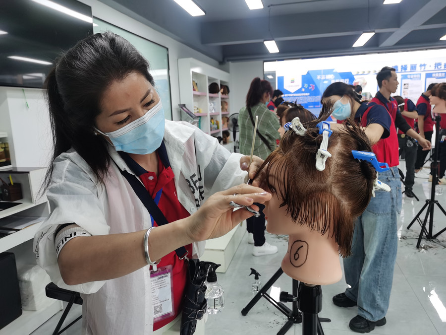 剪劉海的好與壞，南寧美發(fā)培訓(xùn)課程分享