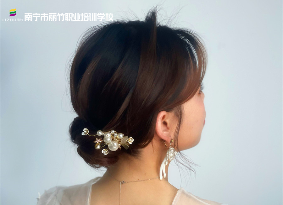 森系簡約編盤發(fā)，南寧化妝發(fā)型培訓(xùn)作品