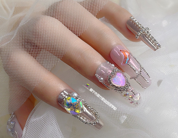 堆鉆美甲作品，廣西培訓(xùn)美甲造型