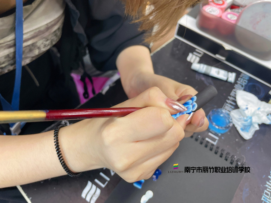 甲油膠調(diào)色技巧，南寧美甲培訓