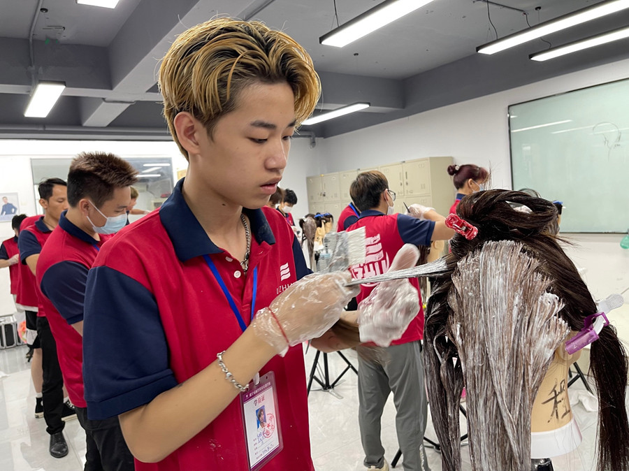 染發(fā)后怎么洗頭？南寧染發(fā)學(xué)校告訴你方法