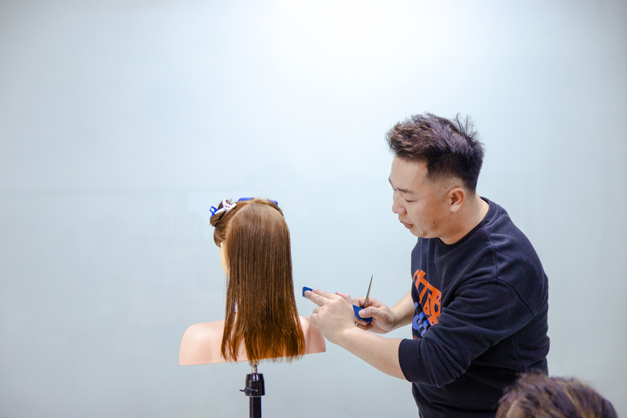 南寧剪發(fā)：修剪鎖骨發(fā)的教程