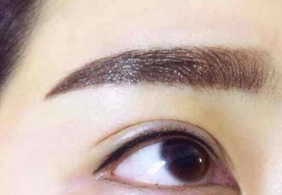 廣西紋眉學(xué)習(xí)：紋眉修復(fù)液怎么涂