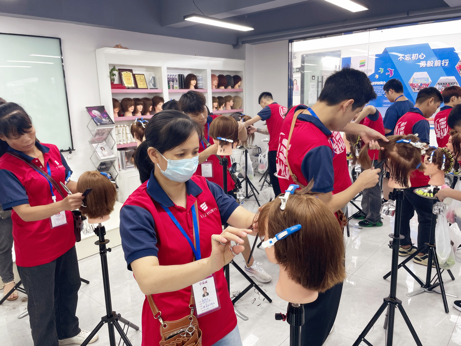 南寧美發(fā)培訓(xùn)到哪里？先看看麗竹美發(fā)基礎(chǔ)如何練習(xí)