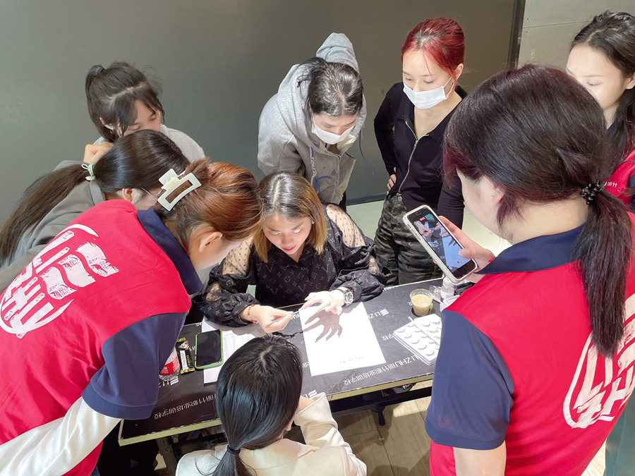 麗竹年終美睫進(jìn)修專(zhuān)場(chǎng)，老師手把手教學(xué)