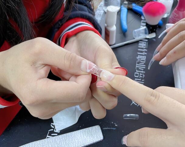 廣西美甲：貼甲片需要照燈嗎？