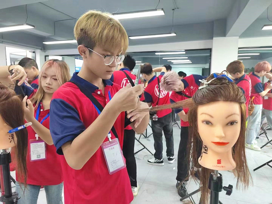 發(fā)片打薄的方法，廣西剪發(fā)基礎(chǔ)教學(xué)詳解