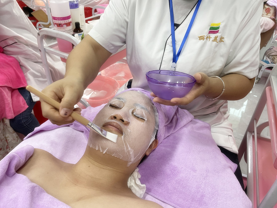 冬季敷面膜技巧，南寧美容護膚養(yǎng)顏學(xué)校分享