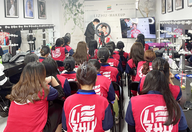 中式秀禾妝容特點(diǎn)，廣西新娘造型專業(yè)學(xué)校講解