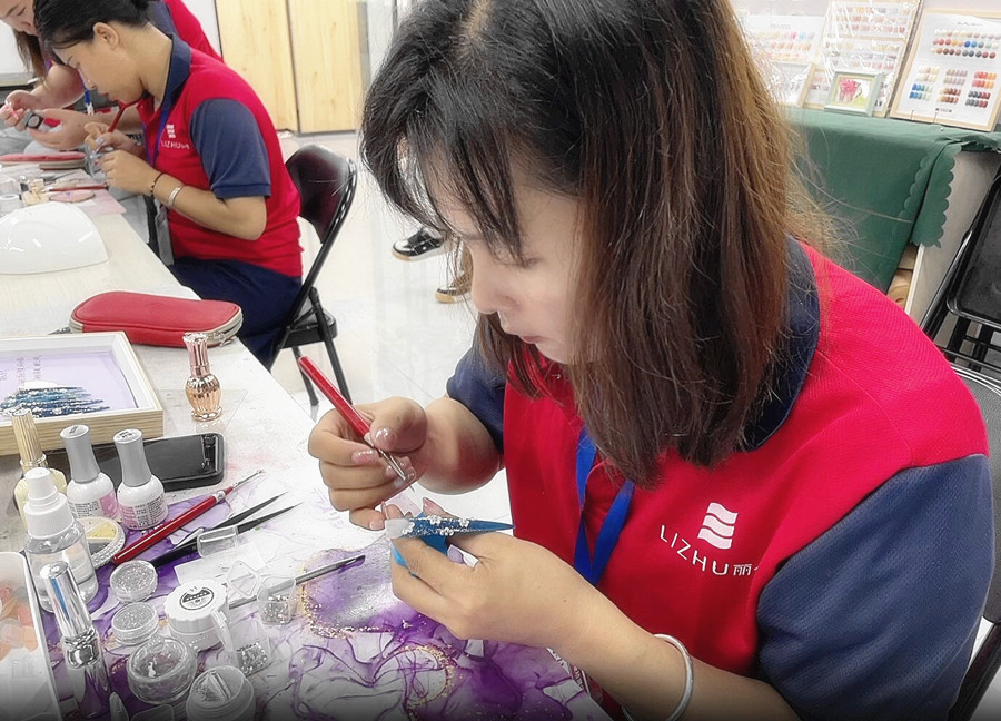 雕花細(xì)鉆美甲，零基礎(chǔ)學(xué)美甲款式