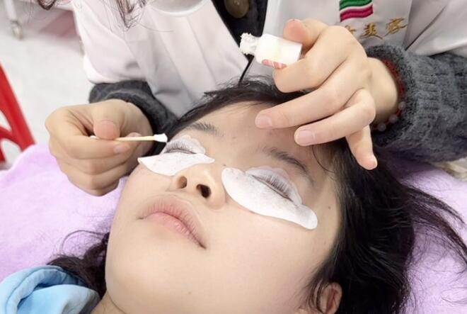 為什么建議你敷眼膜貼？?南寧美容院專業(yè)手法