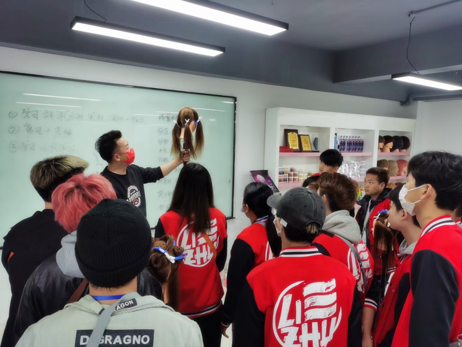 剪女發(fā)的技巧，廣西剪發(fā)理發(fā)學校課堂