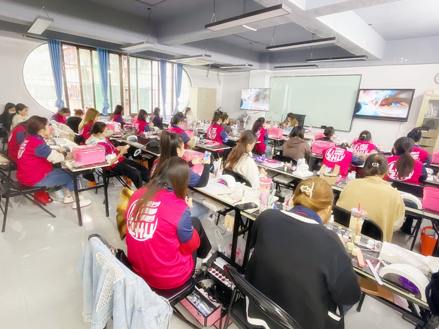 招財(cái)貓美甲教程解析，廣西美甲學(xué)徒