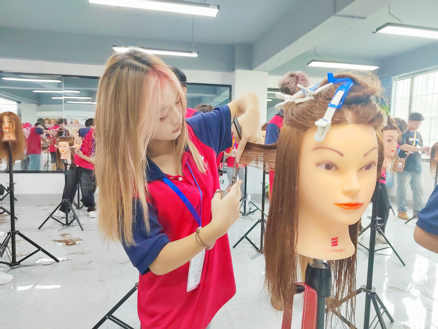 剪齊平和修剪高層次技巧，南寧理發(fā)剪發(fā)培訓(xùn)