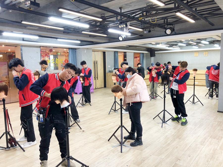 修剪碎發(fā)的技巧，廣西美發(fā)理發(fā)技術(shù)學(xué)校教學(xué)