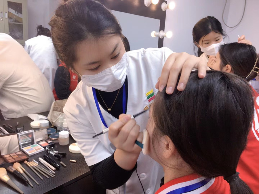 美容師應(yīng)該怎么化妝？南寧美容職業(yè)學(xué)校實(shí)踐教學(xué)
