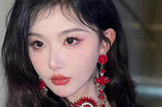 孔雪兒演唱會(huì)碎鉆仿妝，廣西美妝學(xué)習(xí)