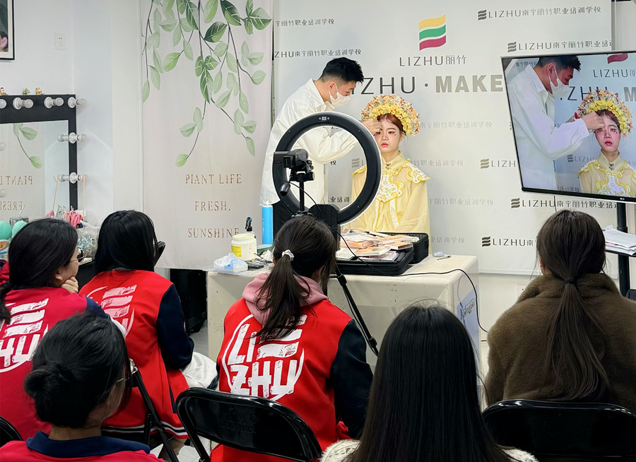 簪花寫(xiě)真妝容特點(diǎn)，南寧化妝寫(xiě)真培訓(xùn)學(xué)?？偨Y(jié)