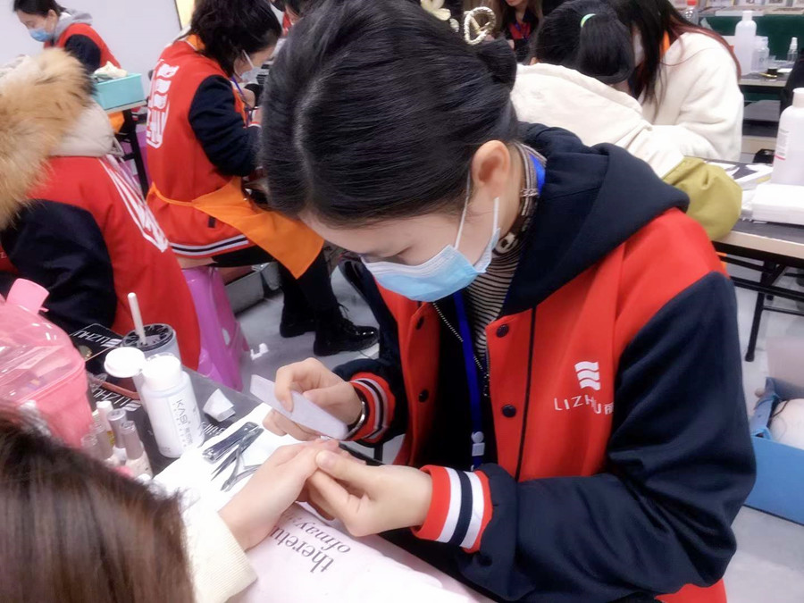 打磨甲面的作用？南寧美甲培訓(xùn)班技能分享