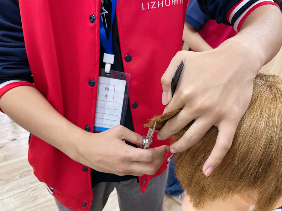 如何準(zhǔn)確定位側(cè)面頭發(fā)的落點(diǎn)？廣西學(xué)剪發(fā)