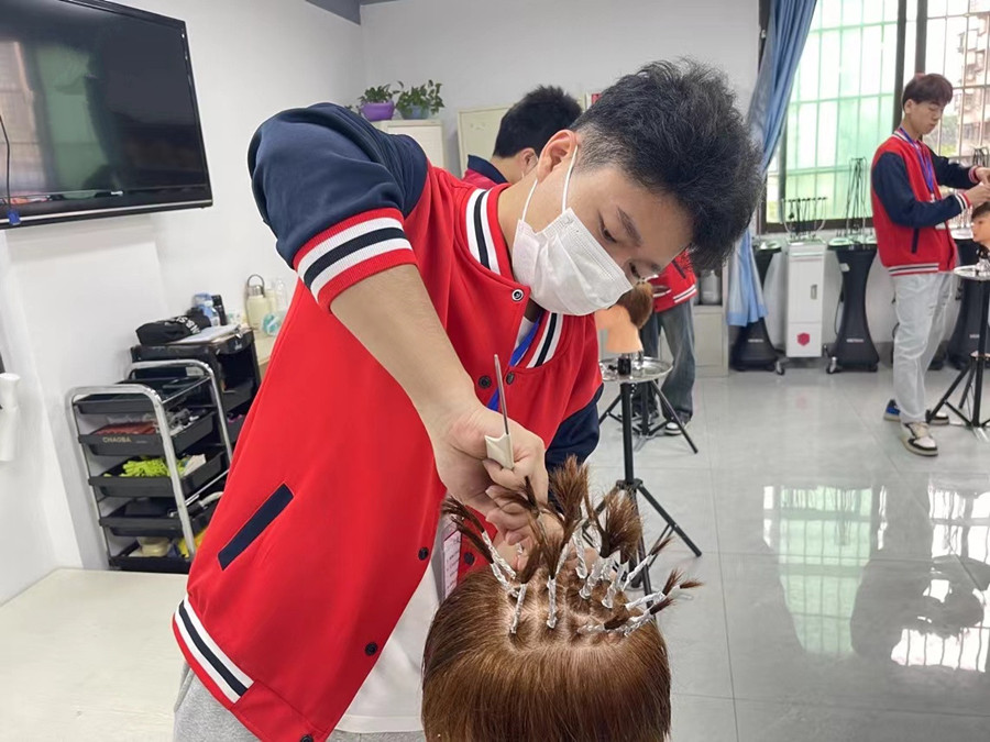 什么是錫紙燙？廣西美發(fā)燙染剪學(xué)校課程講解