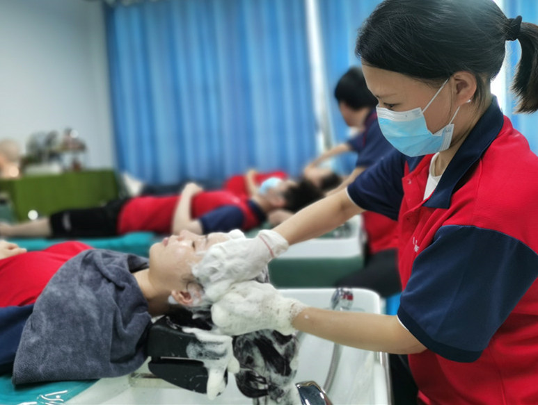 洗頭打泡沫的作用，南寧專業(yè)洗護(hù)教