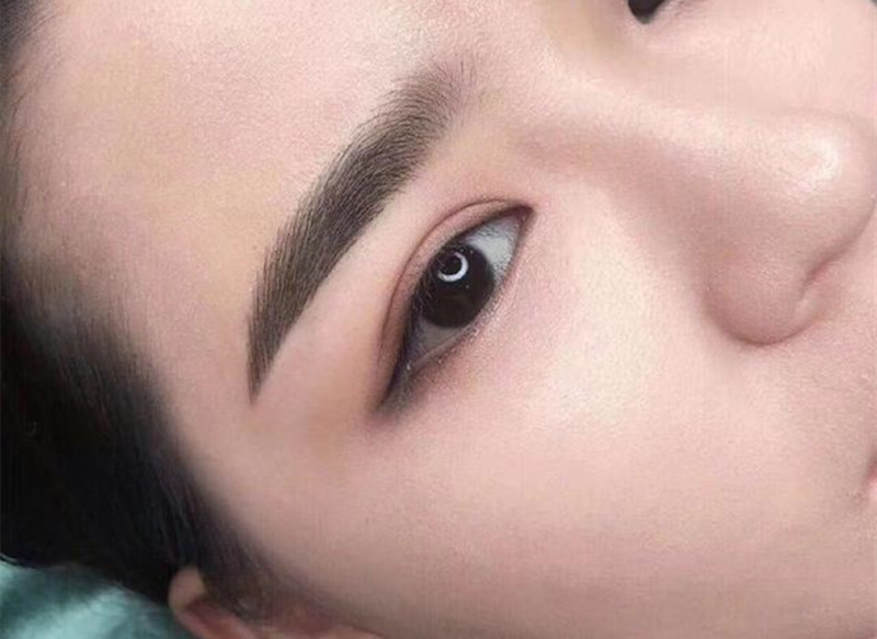 絲霧眉的特點(diǎn)，廣西眉眼唇技術(shù)學(xué)校教學(xué)