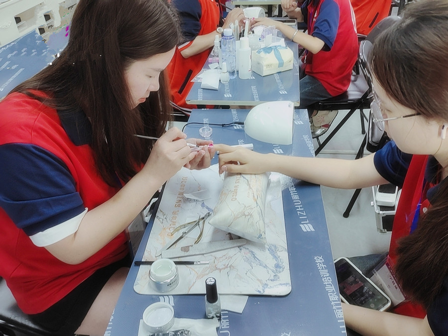 廣西美甲基礎(chǔ)培訓(xùn)班升班考核課堂