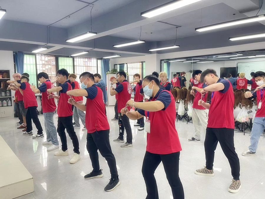 走進廣西美發(fā)學校排行榜前十名培訓課堂