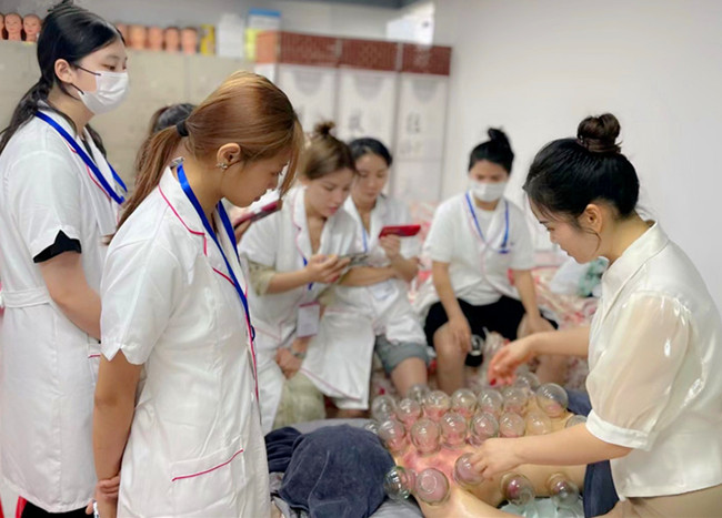 拔罐的操作流程，南寧美容美體課堂手法示范