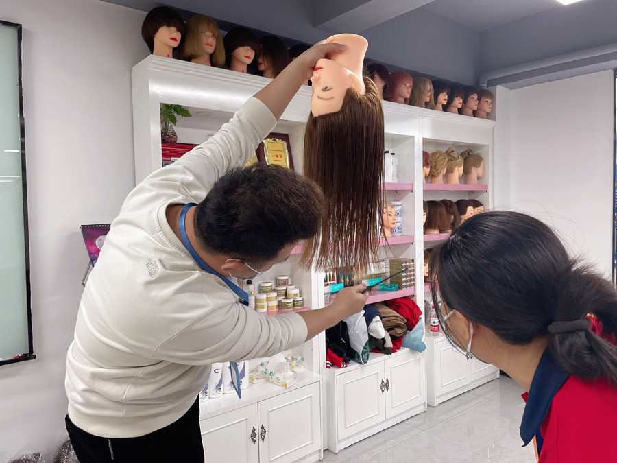 長碎發(fā)怎么剪？南寧剪發(fā)理發(fā)培訓學校課件