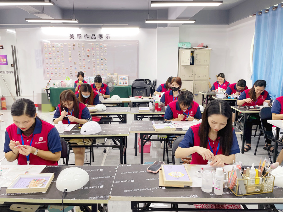 跳色美甲的特點，南寧美甲培訓(xùn)品牌詳解