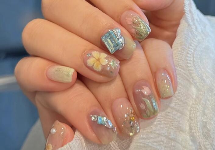 夏日彩繪花朵美甲，南寧美甲造型去哪學(xué)？