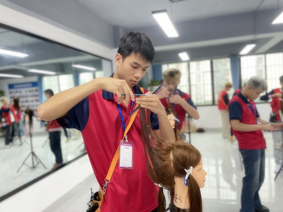 南寧美發(fā)基礎(chǔ)學(xué)校：牙剪是干嘛的？