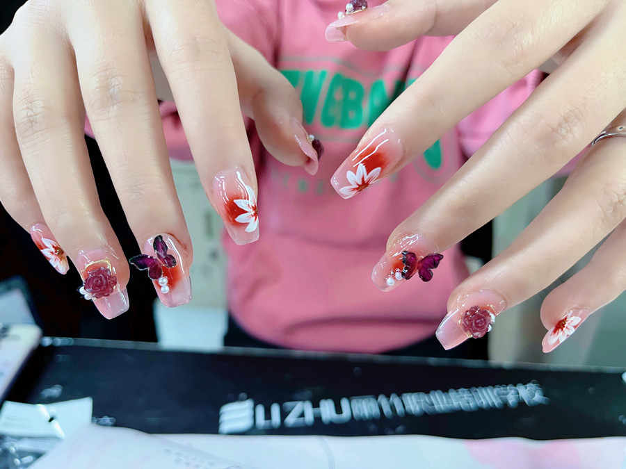 廣西美甲美睫：如何選擇適合自己的指甲形狀？